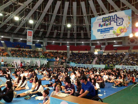 태광그룹 계열 케이블TV방송사 티브로드는 지난 29일 수원시 실내체육에서 대한적십자사 경기도지사, 삼성전자와 함께 '2015년도 희망 나눔 페스티벌' 행사를 진행했다고 31일 밝혔다. 이날 행사장에서 참가자들이 공연을 즐기고 있다. <티브로드 제공>